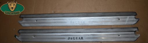 Grijsmetalen treedplank voor Jaguar XJ 12 Series 3.