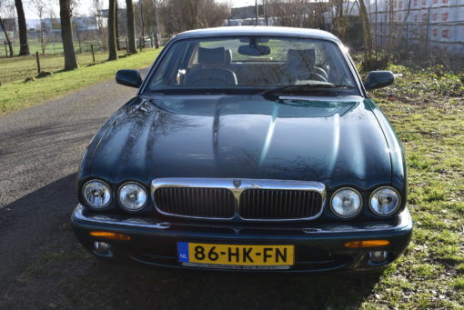 Het juiste adres voor kwaliteit en prijs voor allerlei Jaguar-occasions. Grijze Jaguar Souvereign V8, bouwjaar: 2002, kilometerstand: 155.322