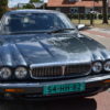 Jaguar Daimler Super V8 4.0L met een automatische 5-versnellingsbak.