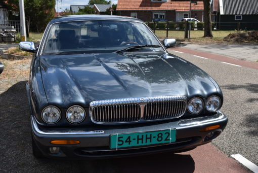 Jaguar Daimler Super V8 4.0L met een automatische 5-versnellingsbak.