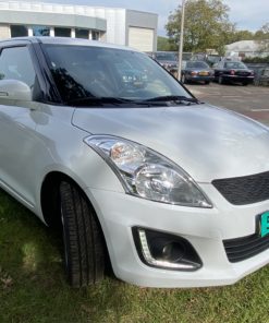 Een zeer goed verzorgde Suzuki Swift, bouwjaar 2015, met een vijf versnellingsbak en handgeschakeld. De motor loopt perfect en de automaatbak schakelt goed. Technisch en optisch in orde. Interieur ziet er ook erg keurig uit. APK geldig tot mei 2024. Aan onderhoud is er niet bezuinigd.